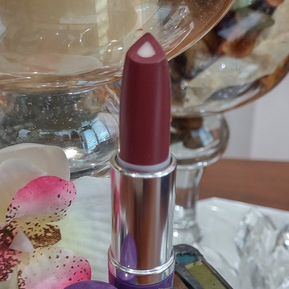 Clinique Dramatically Different Lipstick #50 A Different Grape - Picture 2 of 5
